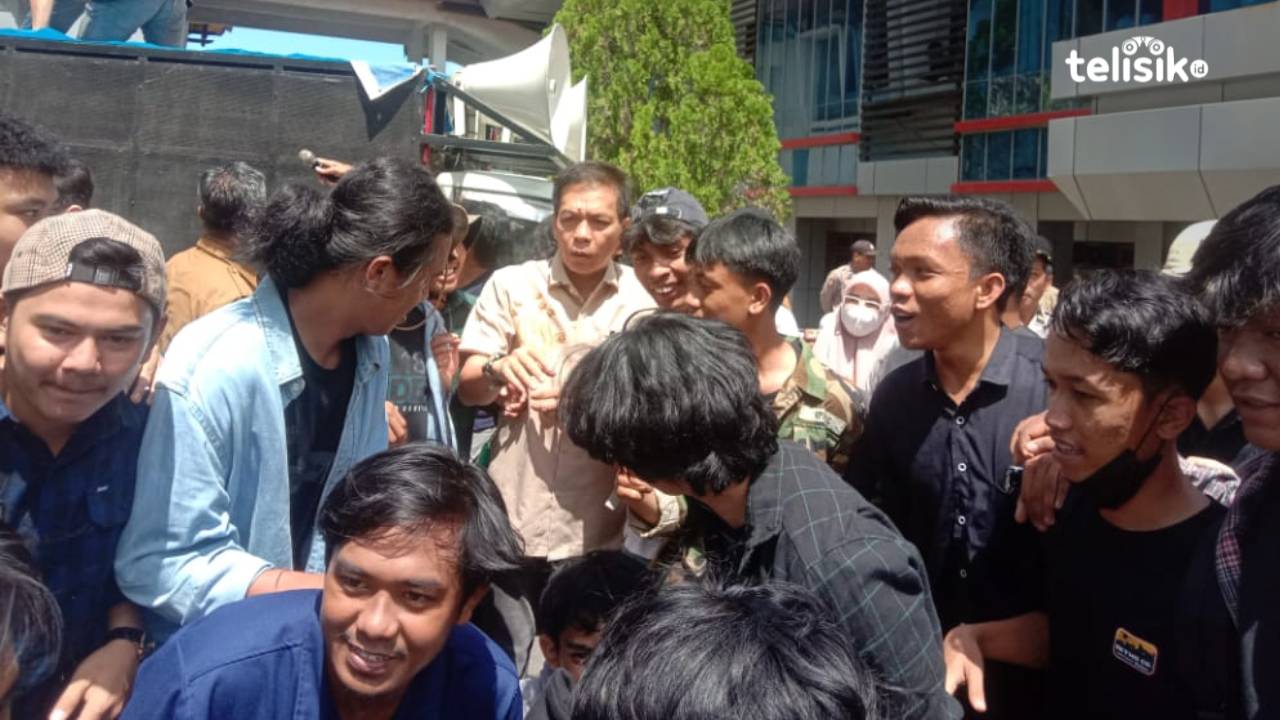 Sejumlah pengunjuk rasa mengadukan PT Tiran Indonesia ke DPRD Sulawesi Tenggara, terkait dugaan PHK karyawan sepihak. Foto: La Ode Muh Martoton/Telisik.