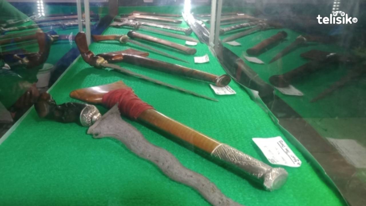 Keris pusaka ciri khas masyarakat Selayar berumur ratusan tahun  dipajang di stand galeri Tana Doang Kolaka Utara, pameran pembangunan lima tahun kepemimpinan Nur Rahman-Abbas. Foto: Muh. Risal H/Telisik