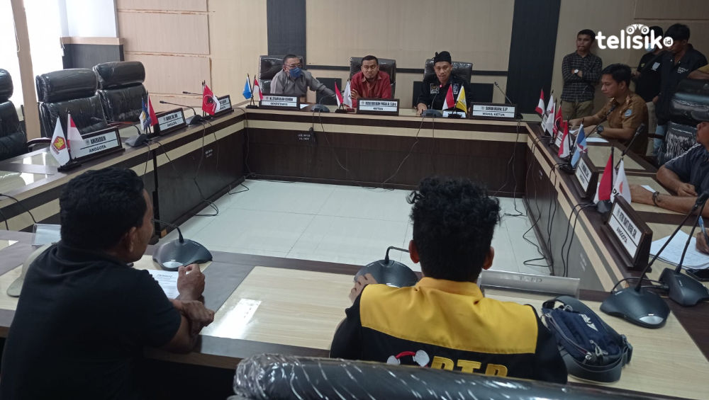 Wakil Ketua Komisi II DPRD Kota Kendari Sahabudin bersama anggota Komisi II lainnya menemui para pengunjuk rasa di ruangan Komisi II DPRD Kota Kendari. Foto: Sumarlin/Telisik