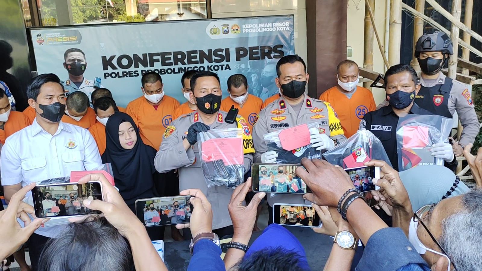Kapolres Probolinggo Kota, AKBP Wadi Sa'bani saat memberi keterangan penangkapan 8 pelaku dan 4 penadah Curanmor di wilayahnya. Foto: Ist.
