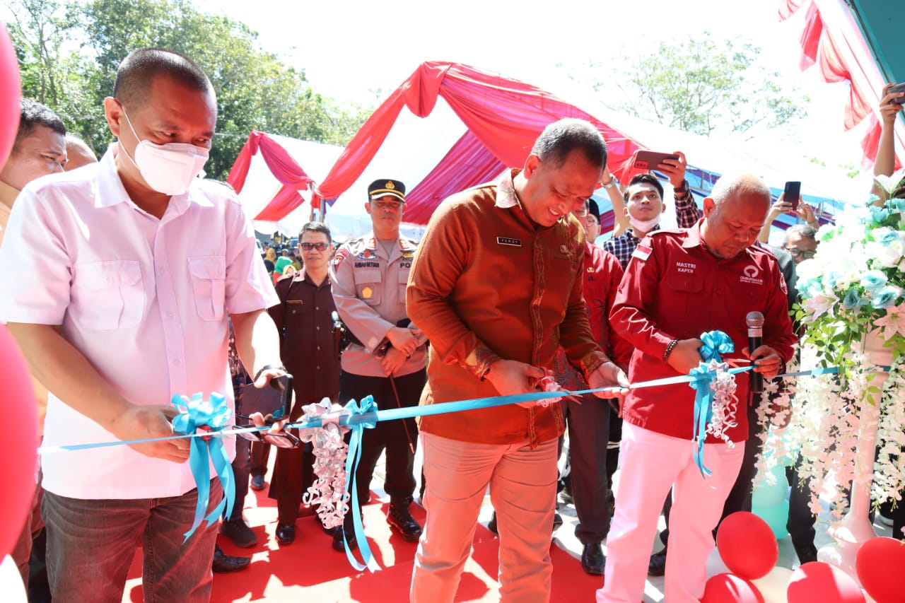 Pemotongan pita Soft Opening MPP Konawe oleh Sekda Konawe Ferdinan Sapan bersama Ketua Oumbusman RI perwakilan Sulawesi Tenggara, Mastri Susilo dan Anggota DPRD Konawe Rusdianto. Foto: Ist.