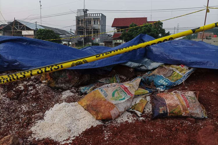 Lokasi dugaan penimbunan sembako bantuan Presiden di Lapangan KSU, Sukmajaya, Kota Depok, Senin (1/8/2022). Beras bantuan sosial tersebut ditimbun di Depok, diduga dipendam 2 tahun lalu saat awal COVID-19 di Indonesia. Foto: Kompas.com