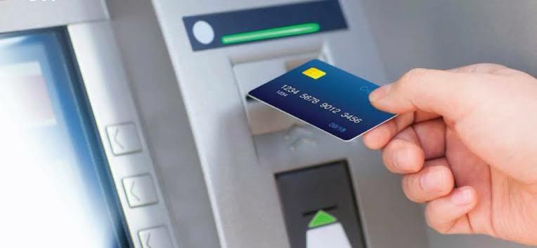 Transfer antar bank di Indonesia dikenakan biaya dari Rp 2.500 hingga Rp 6.500 sekali transfer. Namun dalam rangka HUT ke-77 RI, biaya transfer hanya Rp 77. Foto: Repro oyindonesia.com