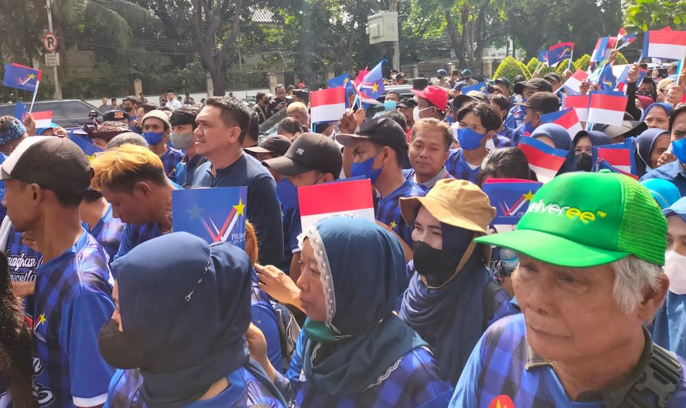 Ribuan kader PRIMA saat mendatangi kantor KPU RI untuk melakukan pendaftaran peserta pemilu 2024. Foto: Ist.