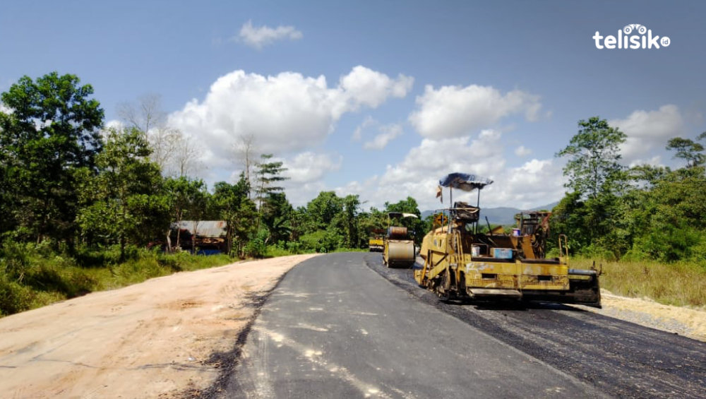 Jalan Lingkar 40 yang berada di perempatan Jalan Mayjen Katamso, dekat Mako Brimob Sulawesi Tenggara, Kecamatan Baruga, masih menjadi polemik terkait dana ganti rugi pembebasan lahan yang belum diberikan ke sejumlah warga. Foto: Nur Khumairah/Telisik.