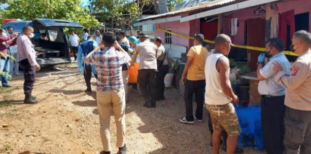 TKP korban tewas dengan kondisi muntah darah saat diberi Police Line. Foto: Ist.