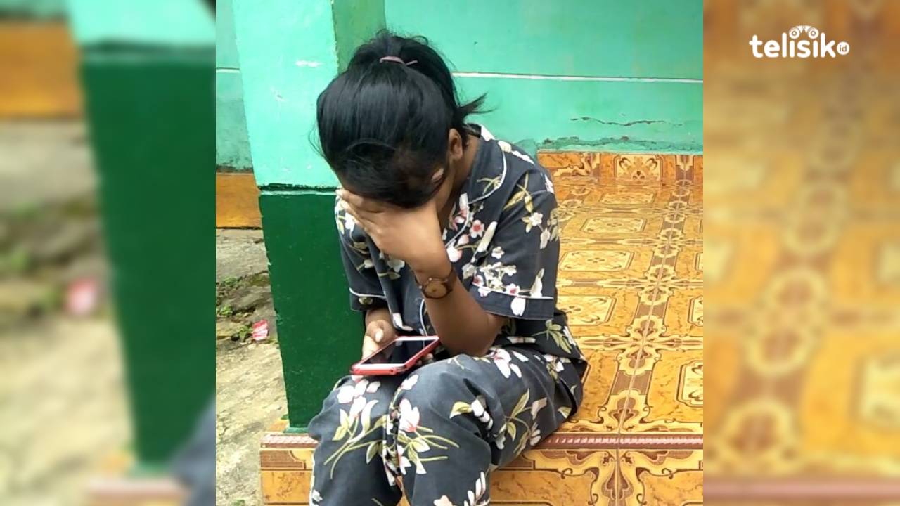 Korban Bunga sedang duduk di halaman rumah. Foto: Thamrin Dalby/Telisik.