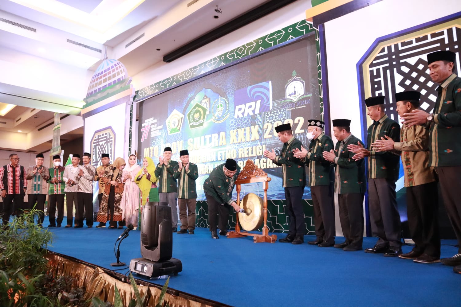Gubernur Ali Mazi saat membuka secara resmi Musabaqah Tilawatil Qur'an (MTQ) XXIX tingkat Provinsi Sulawesi Tenggara tahun 2022, Rabu (10/8/2022) malam. Foto: Ist.