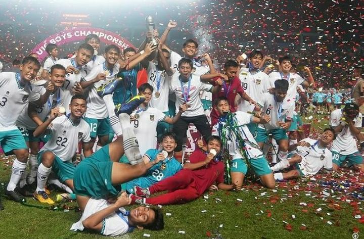 Skuad Timnas Indonesia U-16 saat merayakan kemenangan. Kemanangan ini menjadi kado spesial buat HUT ke-77 RI. Foto: Repro Instagram @pssi