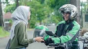 Ojek online menjadi salah satu alternatif transportasi. Foto: Repro cnbcndonesia.com