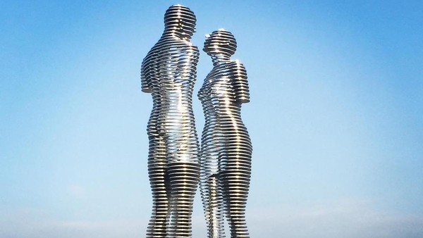 Berada di Kota Batumi Georgia, patung yang memiliki tinggi 8 meter (26 kaki) ini menjadi simbol cinta sepasang kekasih yang tak bisa bersama karena keadaan. Foto: Repro detik.com