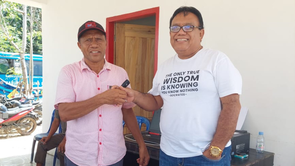 Wakil Ketua DPRD Muna Barat, Uking Djassa menyerahkan kunci Randis DT 7 R pada Kabid Aset, La Dolo di Rujab bupati. Foto : Ist.