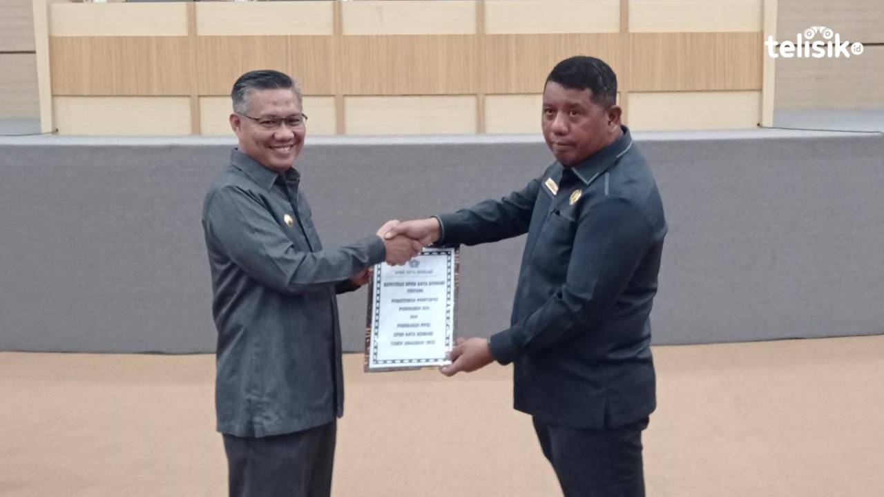 Wali Kota Kendari Sulkarnain Kadir menerima dokumen KUA PPAS dari Ketua DPRD untuk ditindaklanjuti dalam penyusunan Perubahan RAPBD tahun 2022. Foto: Sumarlin/Telisik