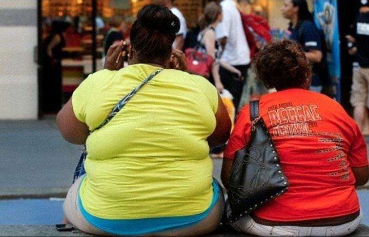 Bergaul dengan orang yang juga mengalami kegemukan akan menyebabkan seseorang tertular menjadi gemuk. Foto: Repro hipwee.com