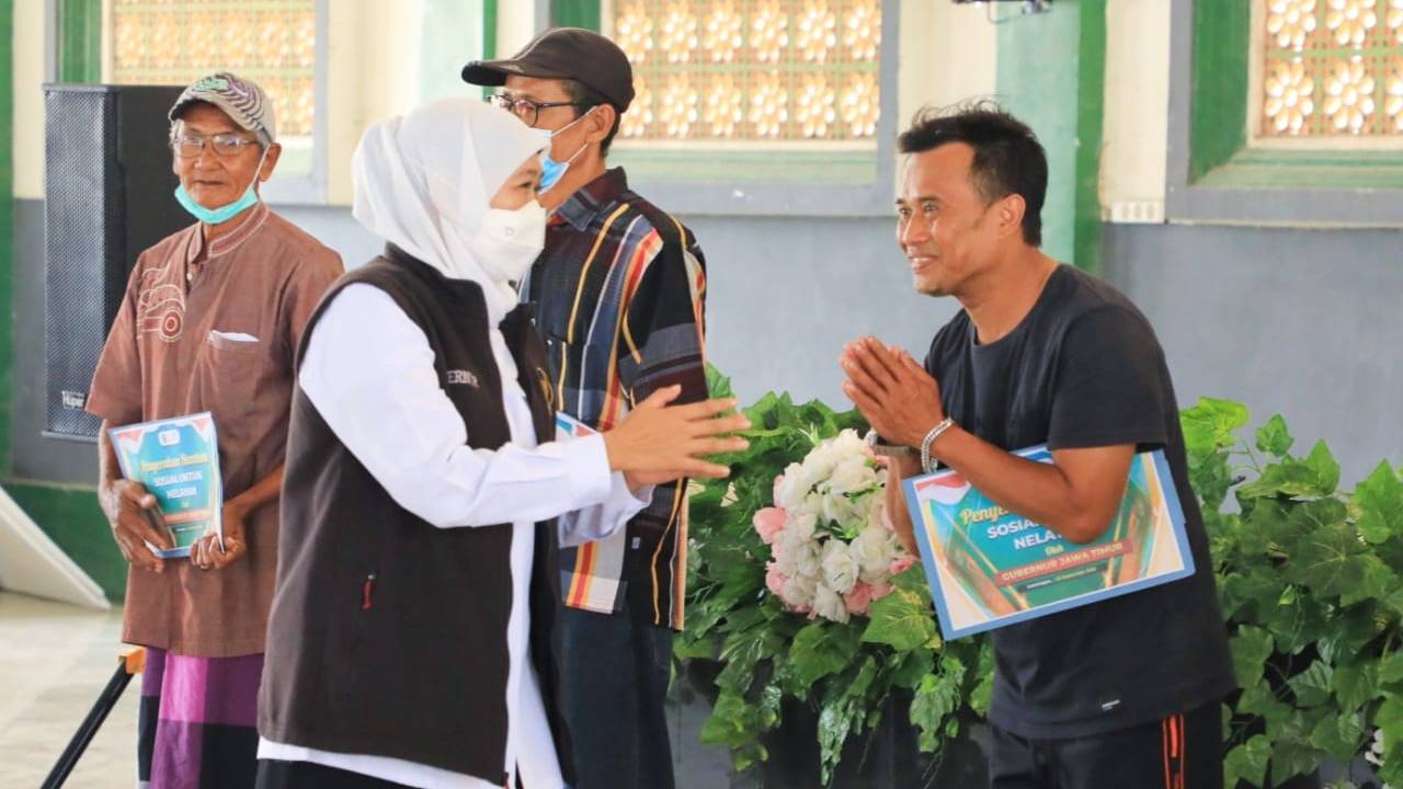 Perwakilan nelayan saat menerima bantuan dari Gubernur Khofifah Indar Parawansa. Foto: Ist.