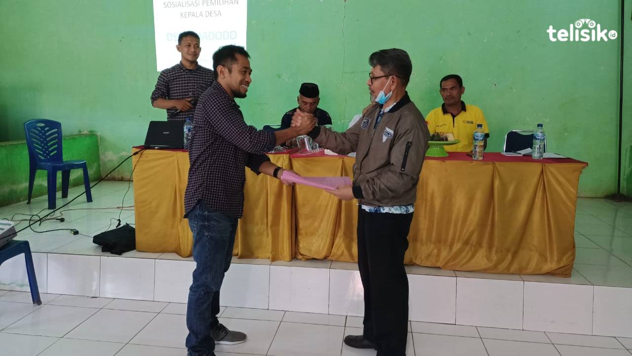 Ketua PPKD Mabodho, La Ode Nazirun menyerahkan DPT ke BPD. Foto: Sunaryo/Telisik