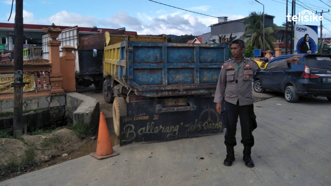 Petugas kepolisian mengatur kendaraan yang mengantri di SPBU Teratai Kota Kendari. Foto: Thamrin Dalby/Telisik