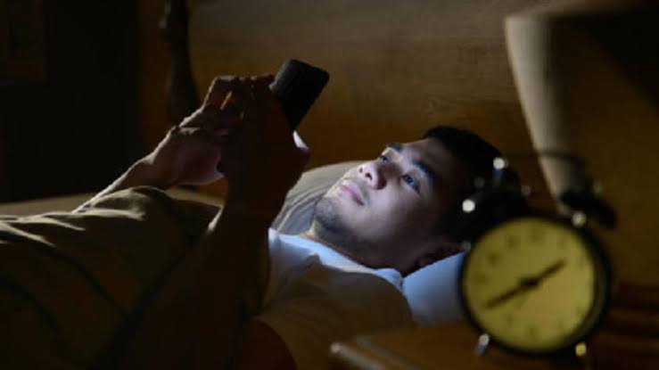 Bermain ponsel sebelum tidur memiliki dampak negatif bagi kesehatan. Foto: Repro iStock