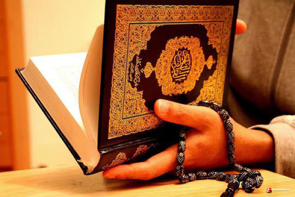 Fitnah itu hukumnya sangat berat, lebih berat daripada ketidaktaatan atau dosa besar. Untuk menghindarinya, jadikan Al-Qur'an sebagai pedoman hidup. Foto: Repro terkininews.com