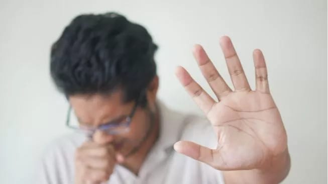 Batuk bisa saja menyerang siapa saja. Hal ini tindakan refleks yang dilakukan untuk membersihkan tenggorokan dari lendir atau iritasi akibat benda asing. Foto: Repro Unsplash