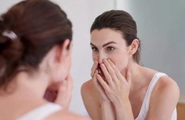 Komedo adalah salah satu permasalahan pada wajah yang sudah sangat umum dan dialami oleh setiap orang. Habitat yang paling umum untuk komedo adalah hidung dan dagu. Foto: Repro lemonilo.com
