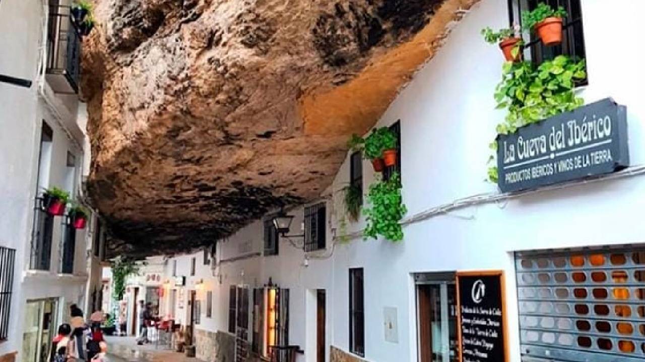 Keunikan lain dari Setenil de Las Bodegas selain terhimpit oleh bebatuan yakni dijuluki Pueblos Blancos atau Kota Putih. Hal tersebut karena memang setiap rumah di kota eksotis ini dicat berwarna putih. Foto: Repro boredpanda.com