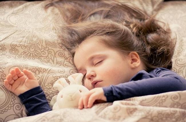 Setiap anak memiliki waktu tidur yang berbeda sesuai usianya. Semakin bertambah usia anak, maka waktu tidur yang diperlukan pun semakin berkurang. Foto: Repro mamapedia