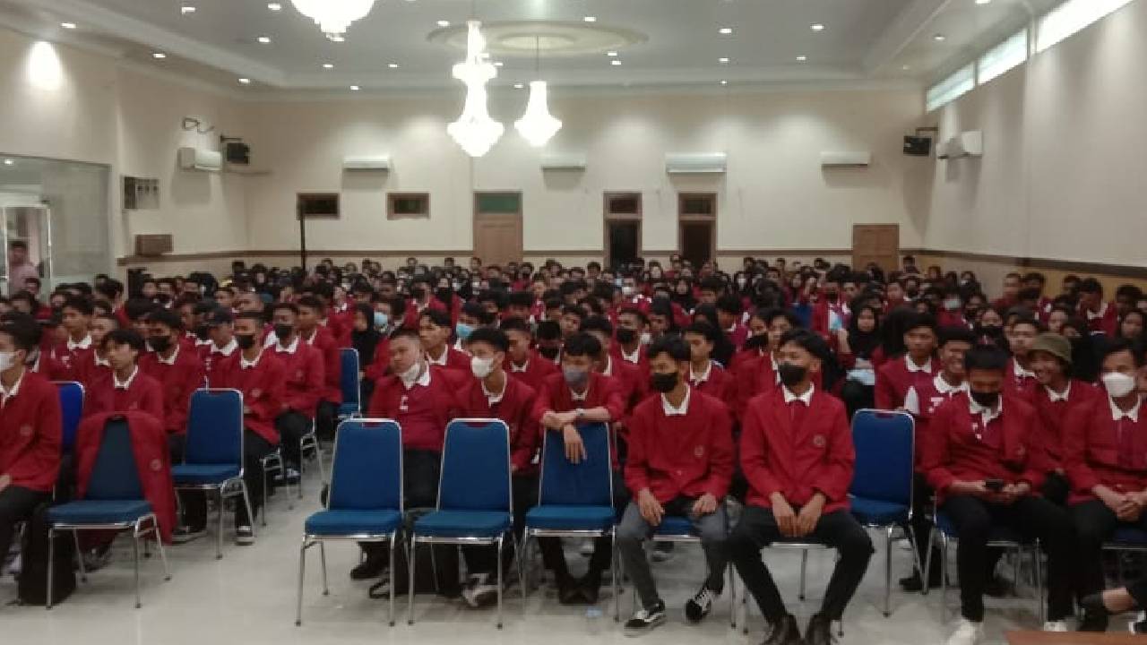 Badan Narkotika Nasional Provinsi Sulawesi Tenggara memberikan edukasi bahaya narkoba pada Mahasiswa Baru Unsultra. Foto: Ist.