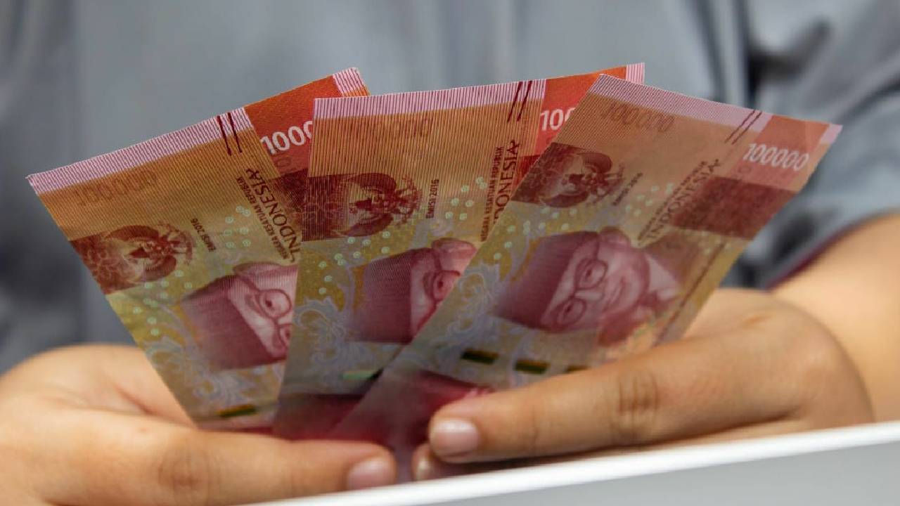 Pencairan bantuan langsung tunai subsidi gaji sudah dapat dicek melalui aplikasi yang disediakan Kemnaker RI. Foto: Repro Pexels