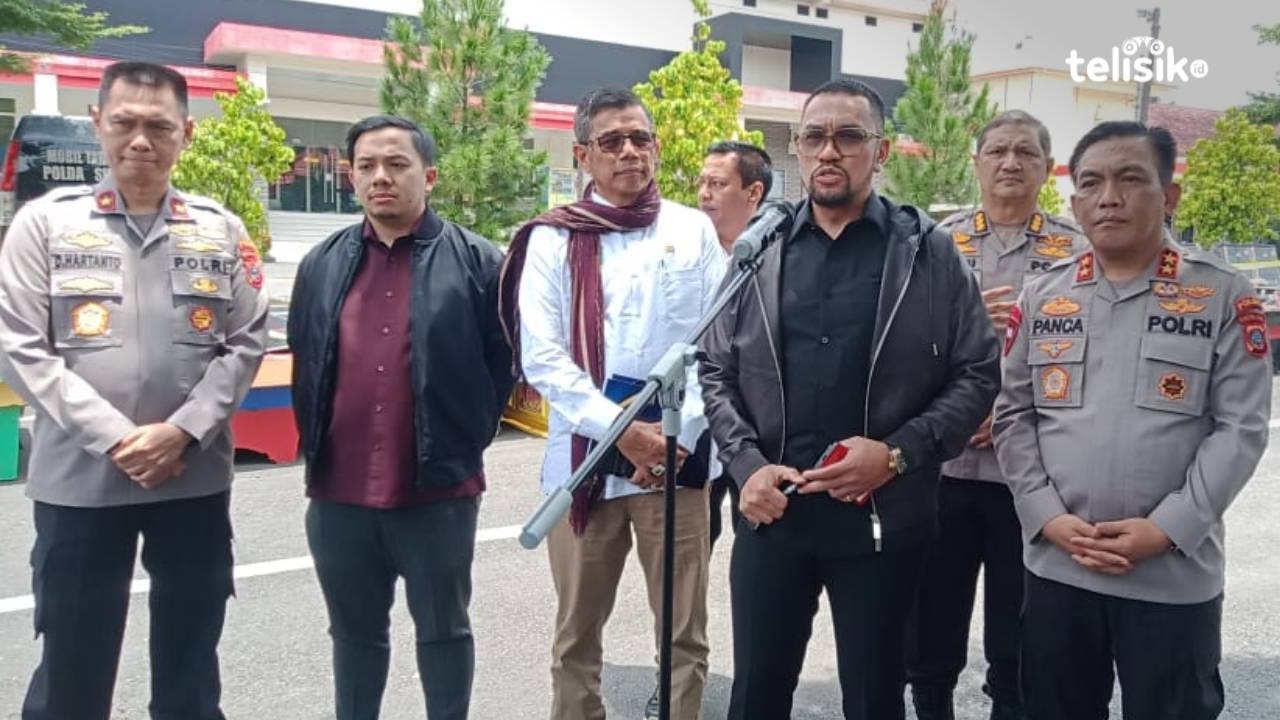 Ketua Komisi 3 DPR Ahmad Sahroni, bersama dengan Hinca Panjaitan, Gilang Dhielafararez, Kapolda Sumatera Utara, Irjen Pol Panca Putra ketika ketika berada Mapolda Sumatera Utara, Jalan Sisingamangaraja Medan. Foto: Reza Fahlefy/Telisik.