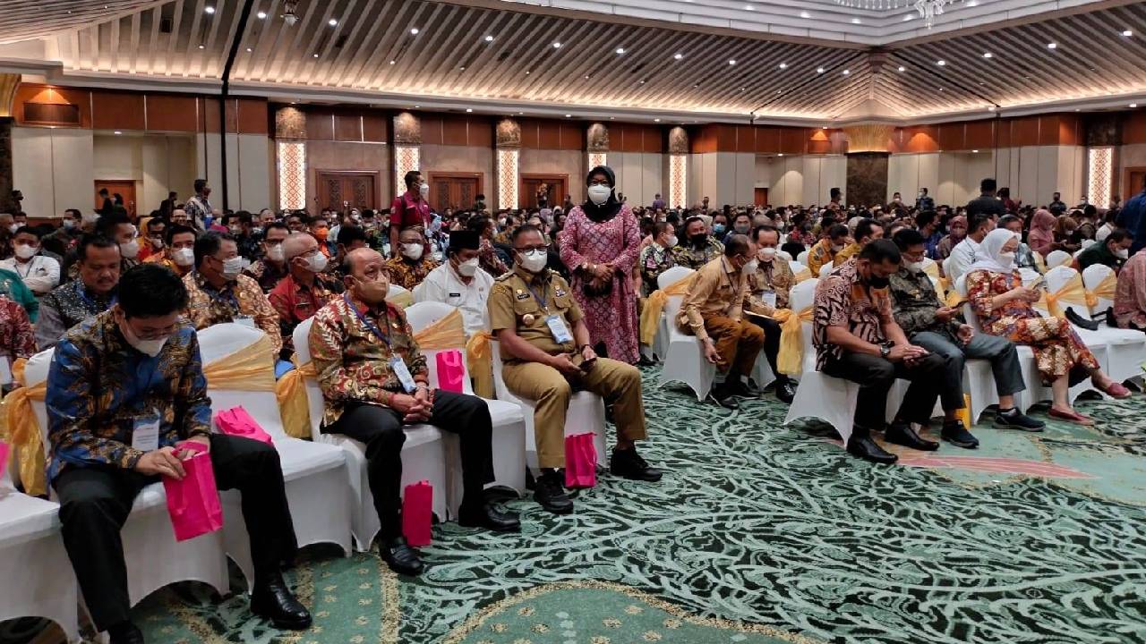 Pj Bupati Muna Barat, Bahri, usai mengikuti rapat persiapan pelaksanaan pengadaan ASN tahun 2022 dan penetapan kebutuhan pegawai ASN di lingkungan instansi pemerintah. Foto: Ist.