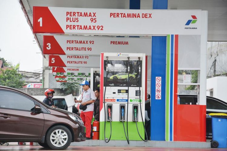 Harga BBM subsidi hingga nonsubsidi dipastikan naik hari ini. Pemerintah mengumumkan harga baru BBM ini berlaku mulai pukul 14.30 WIB. Foto: Kompas.com