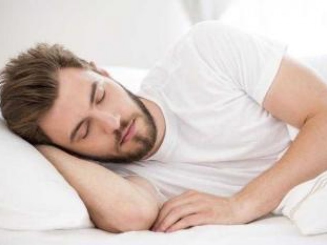 Tidur miring ke kanan yang menjadi sunnah Nabi ternyata punya banyak manfaat bagi kesehatan. Foto: Repro Voa-islam.com