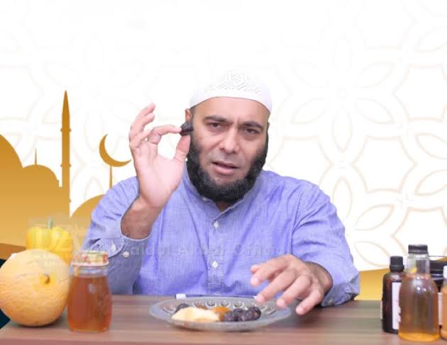Dokter Zaidul Akbar yang merupakan penggagas Jurus Sehat Rasulullah (JSR), sering membagikan tips hidup sehat dalam Islam. Foto: Repro YouTube Zaidul Akbar