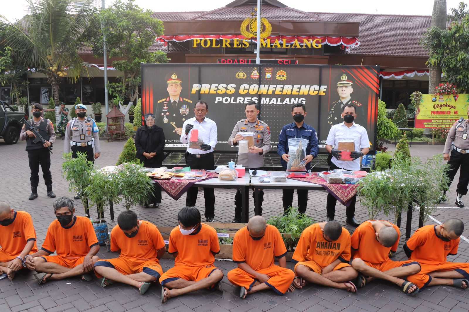Polres Malangbeber  ungkap kasus peredaran narkotika di Malang khususnya ganja dan sabu yang berujung ditemukannya lahan ganja 1 hektare di Gunung Semeru. Foto: Ist.