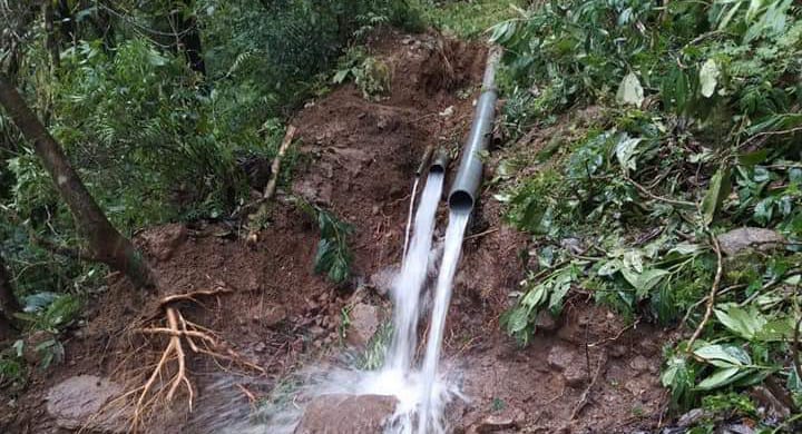 Jaringan pipa air minum PDAM Tirta Komodo Manggarai yang sengaja dibuka untuk mengatur tekanan udara. Foto: Ist.