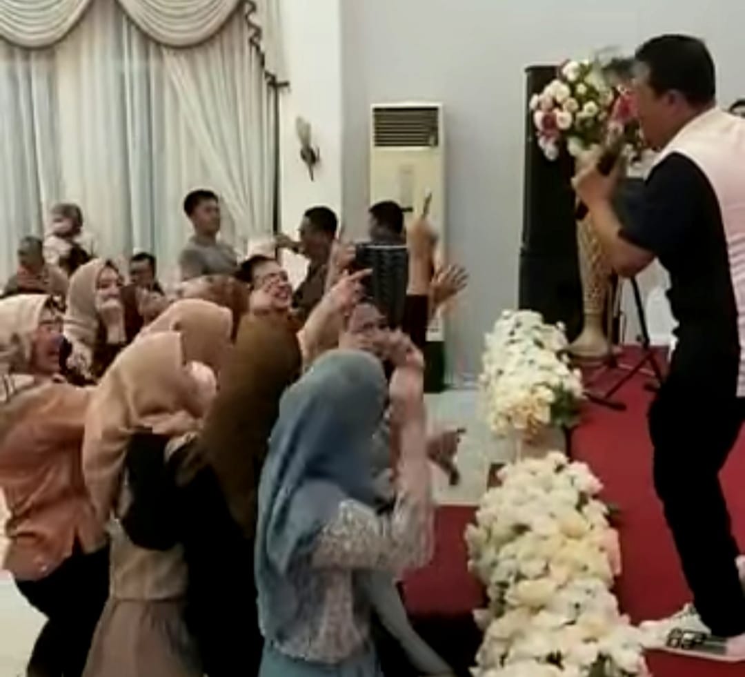 Aksi hambur-hambur uang Direktur Bank Sulawesi Tenggara, Abdul Latief viral di media sosial. Foto: Screenshot video