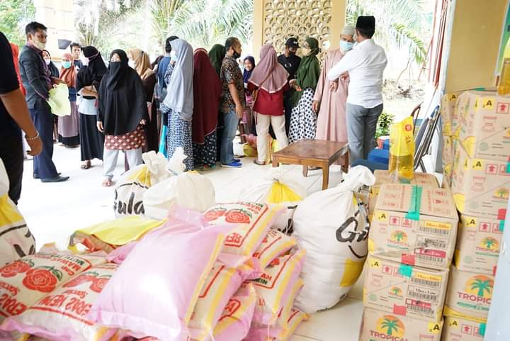 Pasar murah yang digelar Pemerintah Kabupaten Kolaka Utara untuk menekan harga kebutuhan pokok pada bulan Ramadhan 1443 Hijiriah lalu. Foto: Diskominfo Kolaka Utara