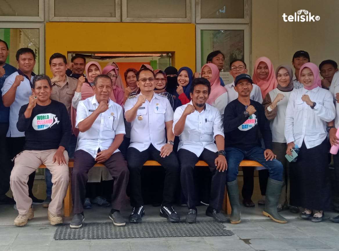 Pj Bupati Kolaka Utara, Andi Parinringi, (berkacamata) bersama Kadis DLH Kolaka Utara, Mardang (sisi kiri bupati) usai rapat bersama DLH Kolaka Utara. Foto: Muh. Risal H/Telisik
