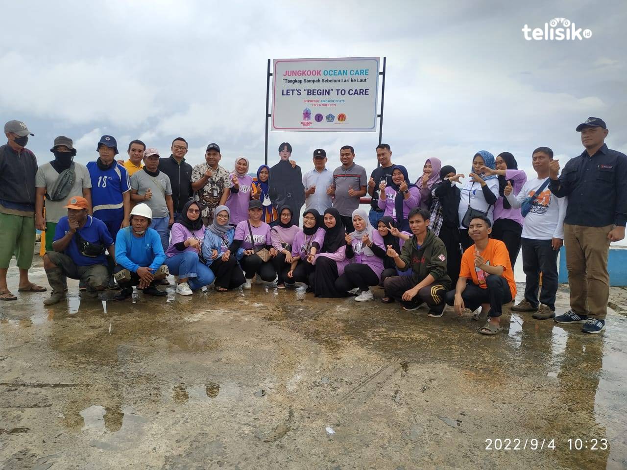 Komunitas Army atau penggemar boyband BTS memberikan Trash Boom untuk tiga titik muara di Teluk Kendari. Foto: Adinda/Telisik.