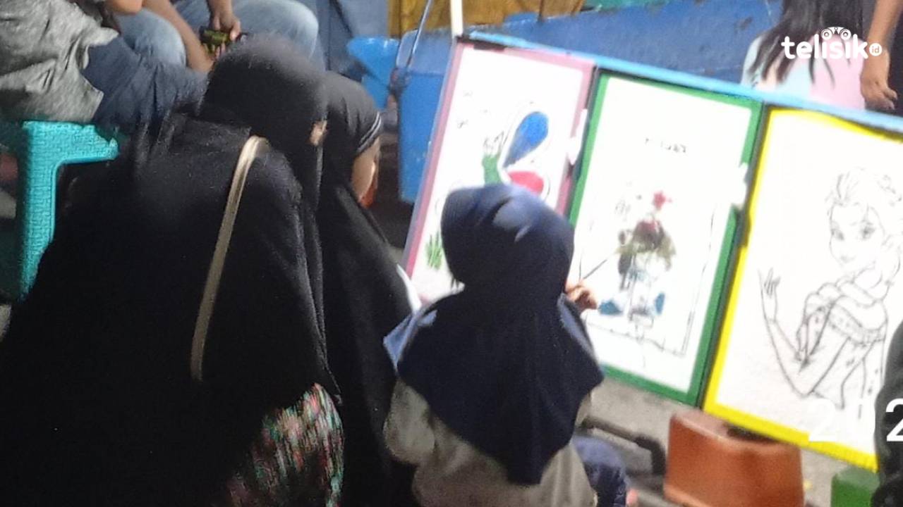 Anak-anak di Kendari Beach terlihat sangat antusias dan terhibur ketika melukis. Foto: Wa Ode Sunaimi Rahman/Telisik