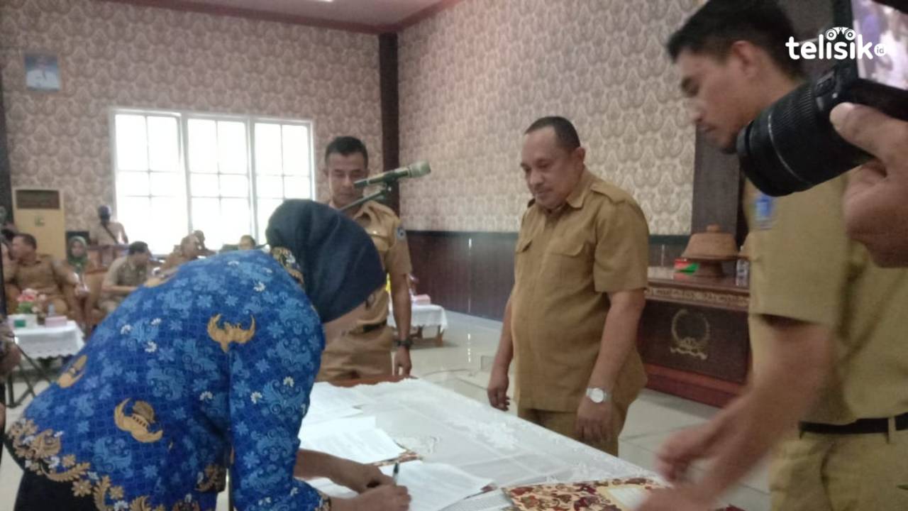 Kepala BKPSDM Muna, La Ode Ena saat menyerahkan SK. Foto: Sunaryo/Telisik