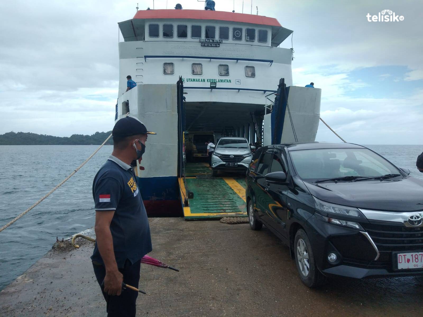 Harga tiket kapal feri rute Torobulu-Tampo maupun sebaliknya tidak berubah meski BBM naik. Foto: Musdar/Telisik.