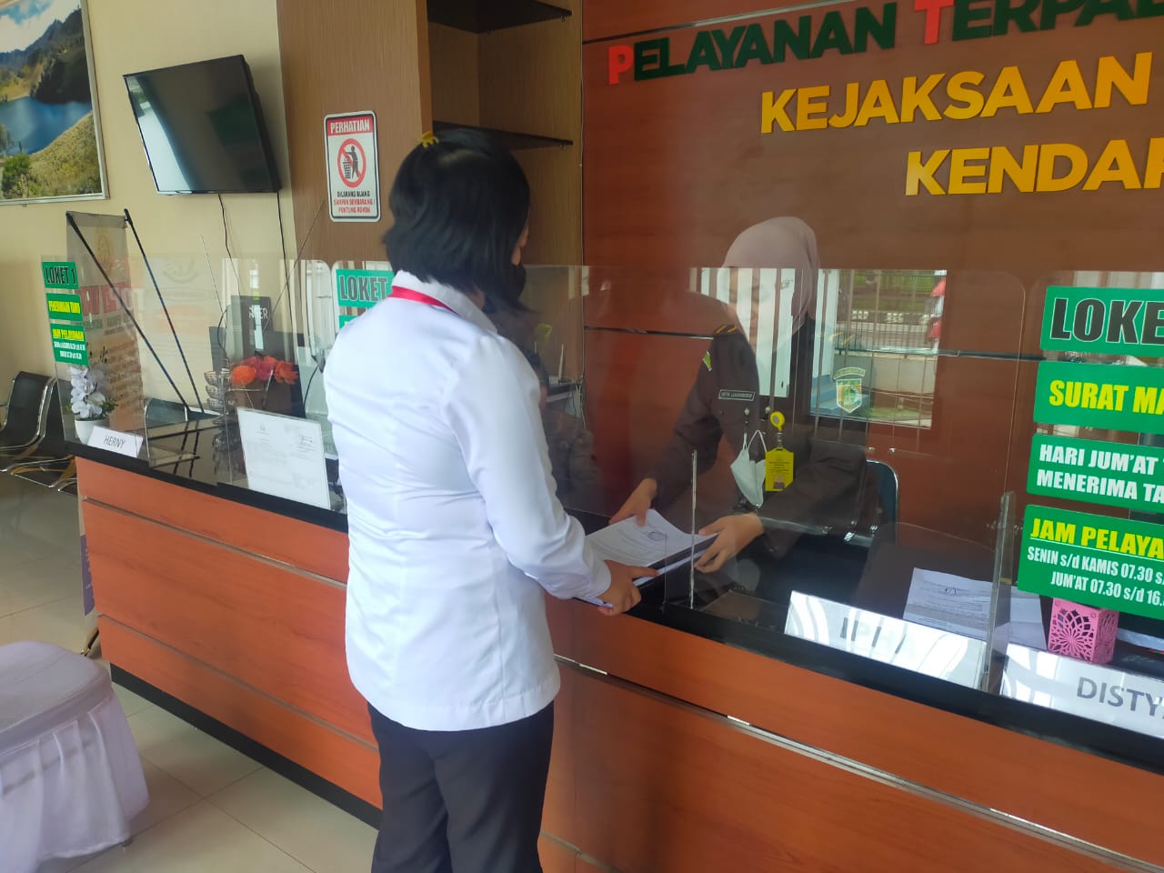 Berkas perkara kasus dugaan pelecehan seksual Prof B diserahkan oleh penyidik Unit Perlindungan Perempuan dan Anak (PPA) Satuan Reserse Kriminal Polresta Kendari. Foto. Ist.