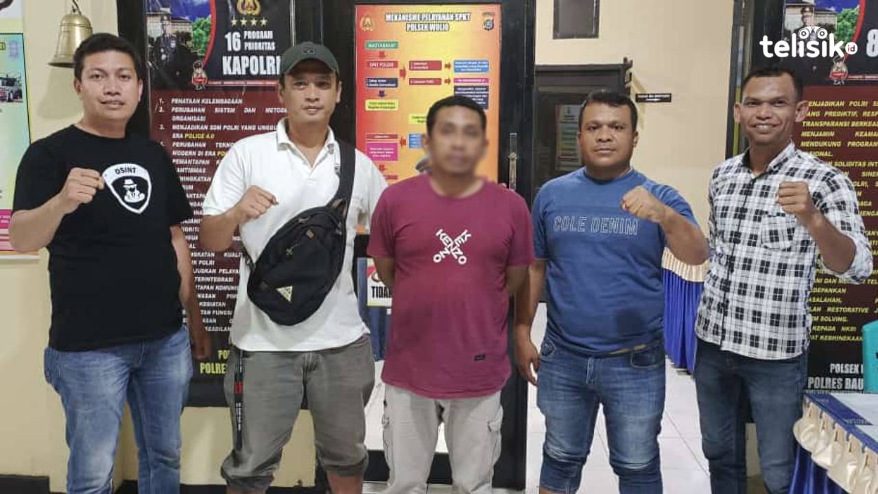 Kapolsek Wolio, Iptu Narton (kedua dari kanan) bersama jajarannya ketika mengamankan pelaku penipuan dan penggelapan uang, Hardin (tengah). Foto: Dheny/Telisik
