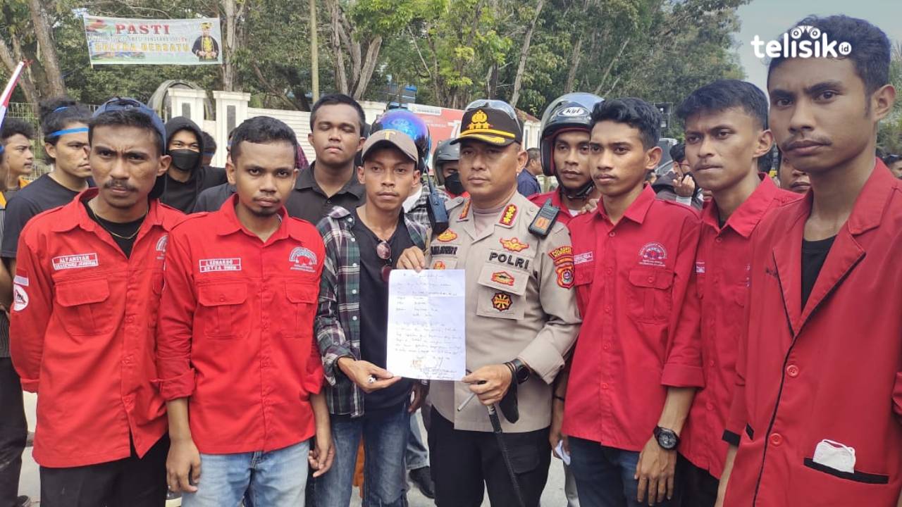 Kapolresta Kendari, Kombes Pol Muh. Eka Faturrahman menyatakan, di hadapan mahasiswa siap dicopot dari jabatan apabila kembali terjadi tindakan represif Kepolisian, Senin (26/9/2022). Foto: La Ode Andi Rahmat/Telisik