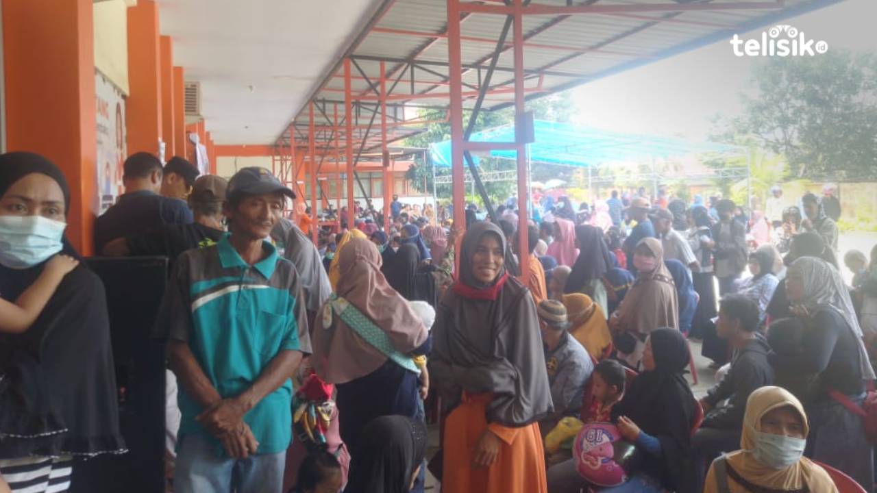 Suasana penyaluran BLT BBM Tahap 1 yang disalurkan di Kantor Pos Cabang Umum di Jalan Jenderal Ahmad Yani, Anaiwoi, Kota Kendari. Foto: Nur Khumairah/Telisik