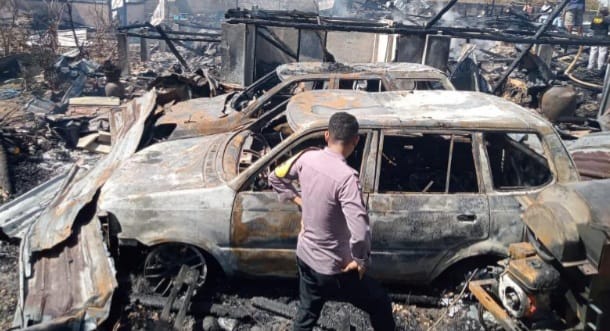 Anggota Polres Rote Ndao saat melakukan olah TKP di lokasi kebakaran rumah milik Othan Rustandi, warga Desa Sanggaoen, Kecamatan Lobalain, Kabupaten Rote Ndao. Foto: Ist.