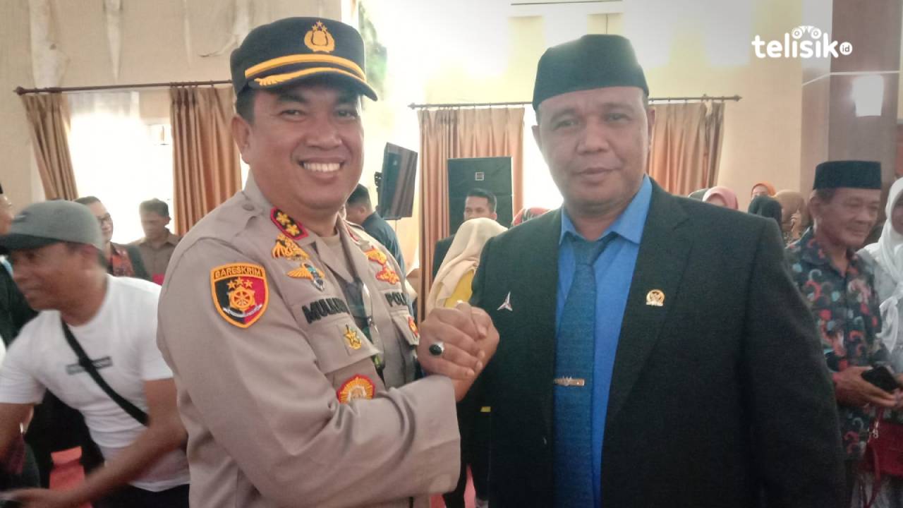 Ketua Komisi III DPRD Muna, Awal Jaya Bolombo bersama Kapolres, AKBP Mulkaifin. Foto: Sunaryo/Telisik