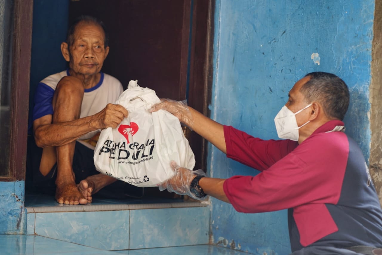 Selain memberikan BLT kepada karyawan/ti, Artha Graha juga mengadakan pembagian 50 ribu paket sembako gratis kepada masyarakat khususnya bagi yang benar-benar membutuhkan. Foto: Ist.
